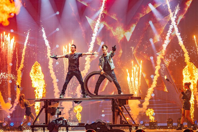 Seit zehn Jahren sind die Ehrlich Brothers in den großen Arenen unterwegs. Ihr Jubiläum feiern sie mit einem besonderen Programm: "DIAMONDS" ist ein Mix aus ihren besten Illusionen.Das ZDF zeigt "Ehrlich Brothers DIAMONDS- Die große Jubiläumsshow" aus der Dortmunder Westfalenhalle am Samstag, 27. September, um 20.15 Uhr.
