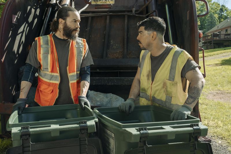 Die beiden Müllmänner Robbie (Tom Pelphrey, links) und Cliff (Raúl Castillo) erkunden während ihres Jobs die Nachbarschaft. Besonders Häuser, in denen Drogendeals vorbereitet werden, genießen ihre Aufmerksamkeit.