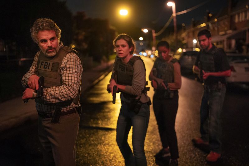 Tom (Mark Ruffalo, links) hat drei FBI-Agents als Task Force zur Seite gestellt bekommen: die sympathische Lebens-Chaotin Lizzie Stover (Alison Oliver, zweite von links), die pflichtbewusste Scharfschützin Aleah (Thuso Mbedu) und Anthony Grasso (Fabien Frankel).