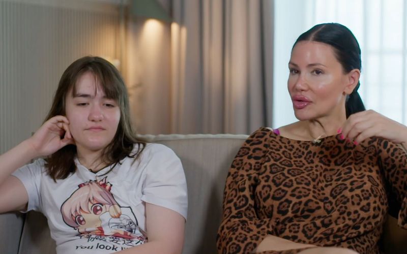 Jayda (links) und Djamila verstehen einander oft nicht.  