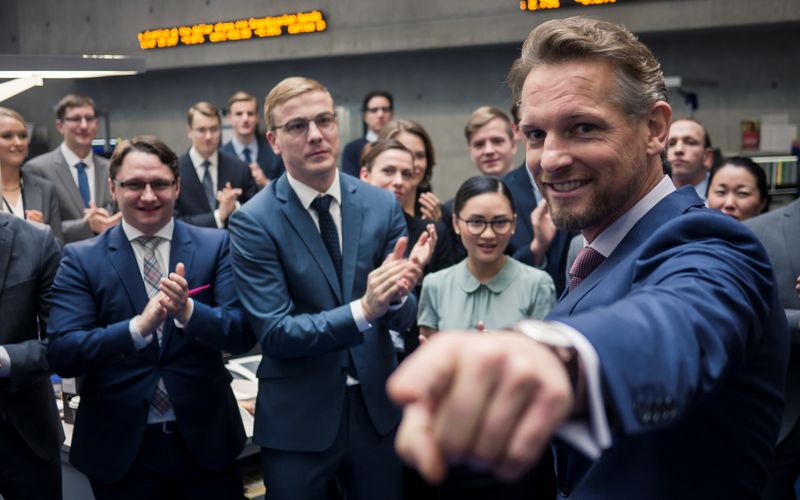 Lange Zeit galt das Markenzeichen Made in Germany bei Serien nicht unbedingt als Qualitätssiegel. Doch seit einigen Jahren überbieten sich Netflix, Sky und Co. mit hochkarätigen Produktionen - aber auch ARD und ZDF liefern großartiges Bingewatching-Material wie etwa "Bad Banks" (Bild), das 3sat jetzt ab dem 2. September, 22.25 Uhr wiederholt. Welche weiteren deutschen Serien Sie nicht verpassen dürfen, zeigt die Galerie. 