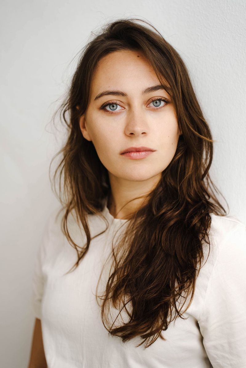 Mercedes Müller steht seit ihrer frühen Kindheit vor der Kamera. Unter anderem spielte sie in "Tschick" (2016) und "Bonn - Alte Freunde, neue Feinde" (2023). Seit 2019 ist sie außerdem Teil des Casts der ARD-Reihe "Der Irland-Krimi".
