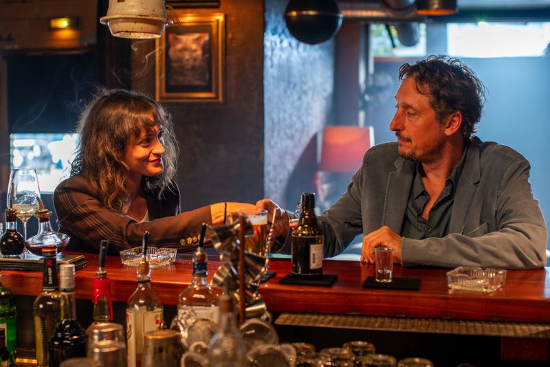 Katja (Friederike Becht) und Eddi (Hans Löw) lernen sich in einer Bar kennen. Beide erleben gerade eine berufliche und private Krise. Als Alkoholiker wissen sie, wie man damit umgeht ...