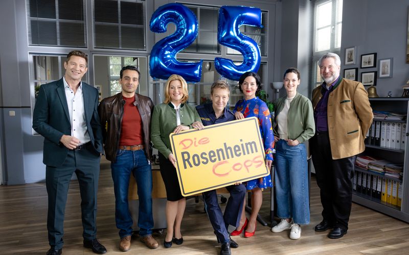 Die Stars der Serie feiern die 25. Staffel der "Rosenheim-Cops" (von links): Igor Jeftić, Baran Hêvî, Karin Thaler, Max Müller, Marisa Burger, Michaela Weingartner und Dieter Fischer.