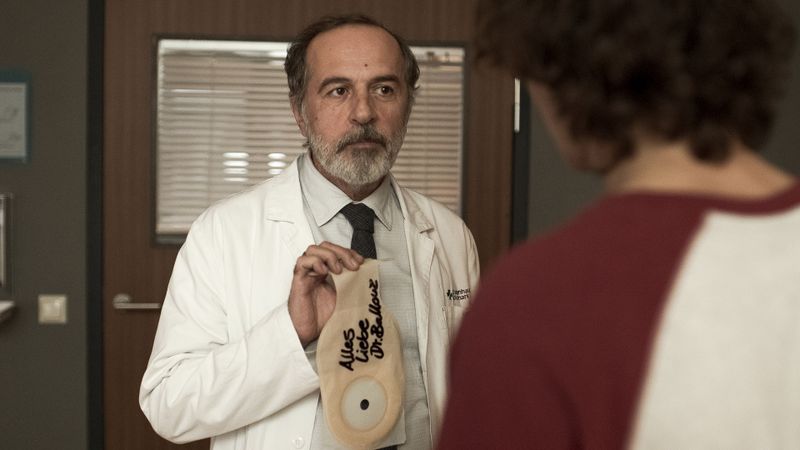Dr. Ballouz (Merab Ninidze, links) hat ein besonderes Abschiedsgeschenk für seinen Langzeit-Patienten Juri (David Ali Rashed). 
