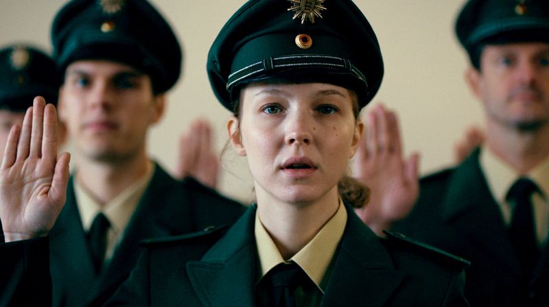 In "Die Nichte des Polizisten" spielt Magdalena Laubisch eine Polizeianwärterin, die für ihren Beruf brennt. 