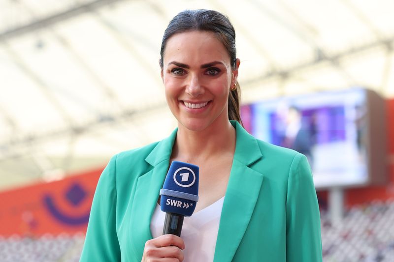 Esther Sedlaczek (39) kann auf eine bewegte Karriere als Sportmoderatorin zurückblicken: Sie stand bei großen Fußball-Events wie der Europameisterschaft 2021 und der Fußball-Weltmeisterschaft 2022 am Mikrofon. Auch als Co-Moderatorin bei der Auslosung der EM 2024 war sie zu sehen.