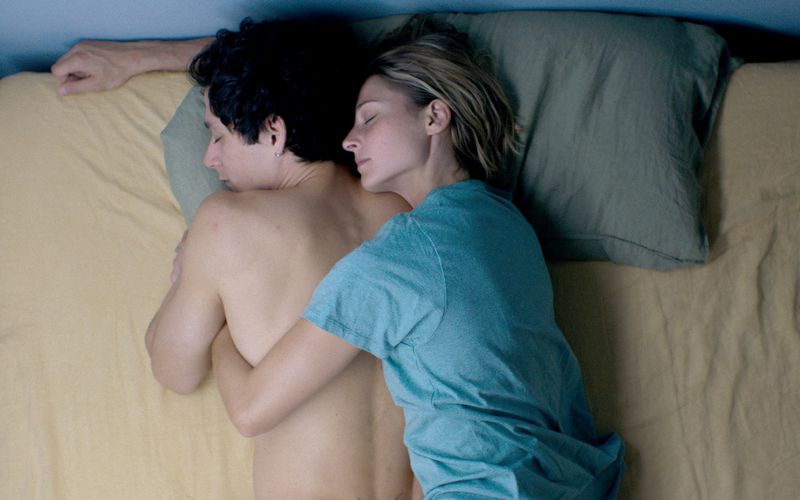 Marie (Svenja Jung) und Luis (Noah Saavedra) haben eine leidenschaftliche Beziehung. Doch das ist bei weitem nicht nur positiv zu verstehen. Die ARD-Serie "naked" erzählt über sechs knapp einstündige Folgen von Sexsucht und Co-Abhängigkeit.  