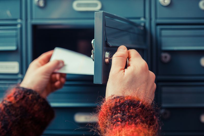 Wer ein unbestelltes Saatguttütchen aus China in seinem Briefkasten entdeckt, sollte den Inhalt direkt im Hausmüll entsorgen.