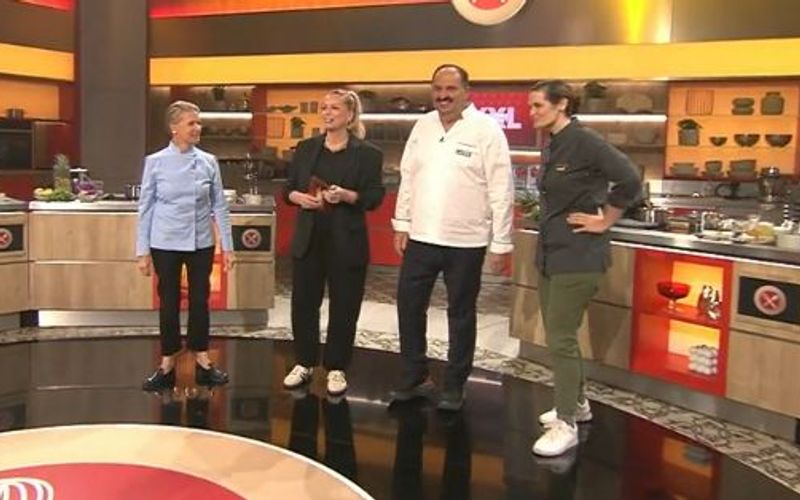 Mehr als 17 Jahre lang lief die beliebte Koch-Show am Nachmittag des ZDF - jetzt geschieht "etwas Einzigartiges", wie es Moderatorin Zora Klipp einleitet: Denn mit der "Küchenschlacht XXL" geht es erstmals in die Primetime. Zu diesem Anlass stehen mit Cornelia Poletto, Viktoria Fuchs und Johann Lafer drei echte Profis bereit, die sich mit ehemaligen Kandidaten messen.