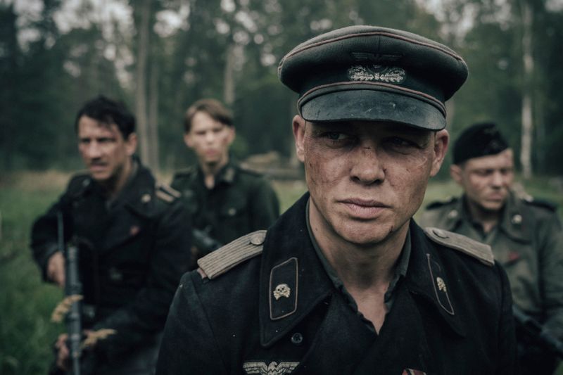 Panzerkommandeur Philip Gerkens (David Schütter, zweiter von rechts) muss im Kriegsdrama "Der Tiger" seine Männer hinter die feindlichen Linien der Ostfront führen, um einen Spezialeinsatz durchzuführen.