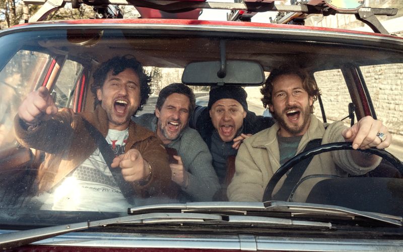 Im Mittelpunkt der Netflix-Comedy "Alphamännchen" steht die chaotische Männertruppe um Cem (Serkan Kaya, von links), Ulf (Tom Beck), Andi (Moritz Führmann) und Erik (David Rott).