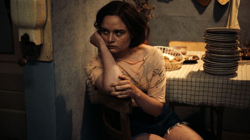 Angelika (Lena Urzendowsky) wächst in der DDR in einer fragilen Bauernfamilie auf. 