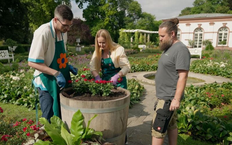 Gemeinsam Blumen pflanzen: Kevin (links) und Franzi meistern ihre Challenge gut.  