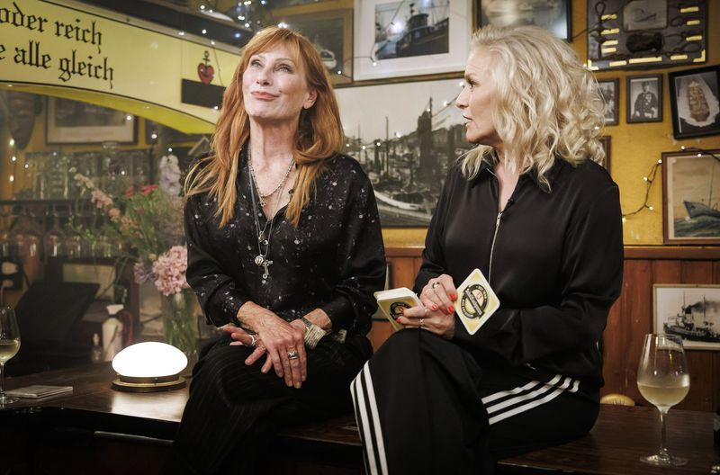 Andrea Sawatzki (links) verriet "Inas Nacht"-Gastgeberin Ina Müller, wie sie ihren späteren Ehemann kennenlernte.