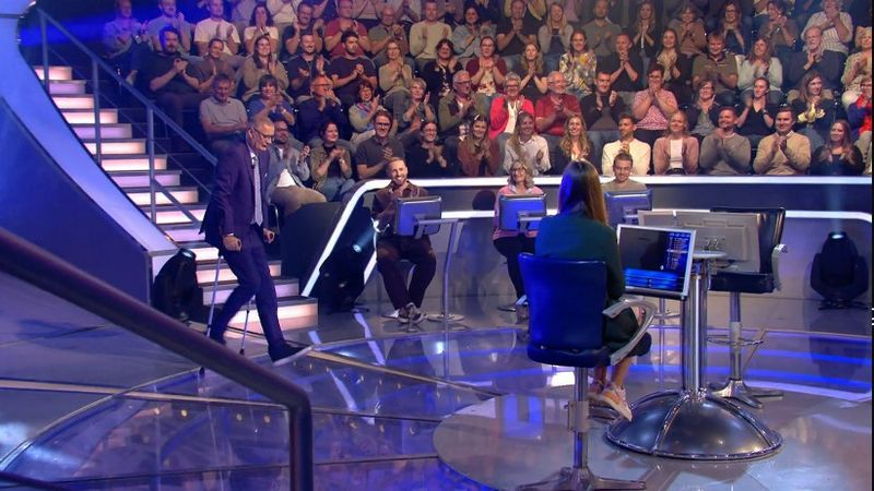 Moderator Günther Jauch musste auf Krücken in die neue Staffel "Wer wird Millionär?" starten.