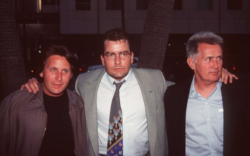 Eine echte Dynastie: Charlie Sheens (Mitte) Erweckungserlebnis waren die Dreharbeiten zu "Apocalypse Now", zu denen er seinen Vater Martin Sheen (rechts) begleitete. An senter Seite hatte er 1974 auch einem kurzen Auftritt im TV-Film "Die Hinrichtung des Soldaten Slovik". Auch mit seinem Bruder Emilio Estevez (links) stand Charlie Sheen immer wieder vor der Kamera, etwa in "Wisdom - Dynamit und kühles Blut" (1986) und "Men at Work" (1990).