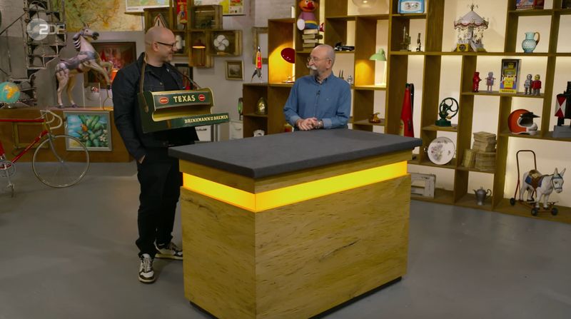 "Trainierst du für einen neuen Job?", schmunzelte Lichter, als er seinen Experten mit der Reklame um den Bauch sah. Sven Deutschmanek lachte, verneinte aber einen neuen Berufswunsch. Denn viel mehr als ein möglicher Jobwechsel freute ihn die neue Funktion des Objekts: "Schau mal, ein Bauchweggürtel."
