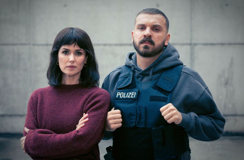 Zwei spannende Schauspiel-Gesichter bilden das neue "Tatort"-Ermittlungsteam aus Frankfurt: Melika Foroutan und Edin Hasanovic arbeiten als Maryam Azadi und Hamza Kulina im Keller ihres Präsidiums an Altfällen. Im "Tatort: Dunkelheit" kommen sie einem Serienkiller auf die Spur, der seit den 70-ern mordet.