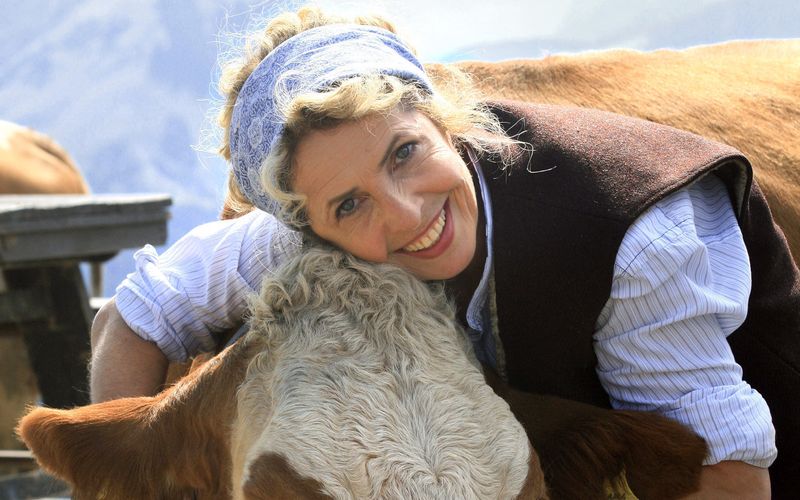 Ariane Ostler (Michaela May) ist "Eine Sennerin zum Verlieben". Sie selbst liebt ihre Kühe und ihre Alm. 