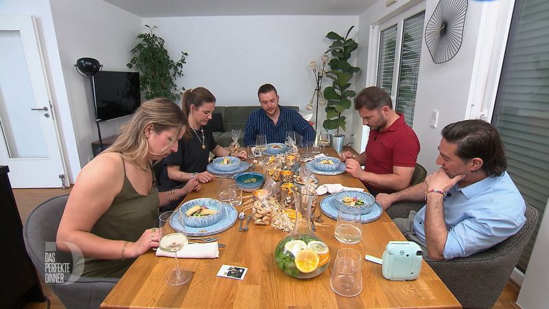 Yannik erklärt Alex, Analena, Philipp und Dino seine Vorspeise.

