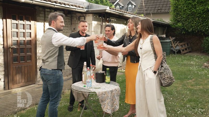 Mit einem alkoholfreien Aperitif beginnt der Finalabend, von links: Philipp, Yannik, Dino, Alex und Analena.
