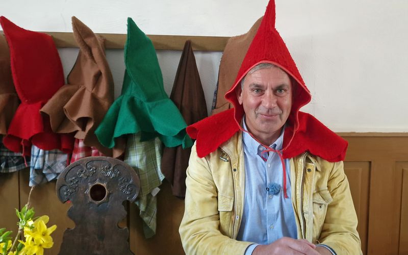 Kaminer-typische Doku über die Deutsche Märchenstraße: Wladimir Kaminer probiert im Schneewittchenhaus Bergfreiheit in Bad Wildungen die ein oder andere Zipfelmütze an.
