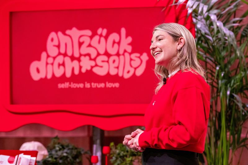 Eine Präsentation ohne Tabus: Sanja aus Köln macht sich für eine entspannte weibliche Masturbation stark.