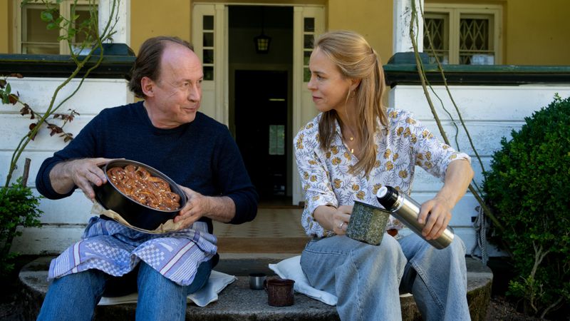 Neuer Fall, neue Mitbewohnerin: Ermittler Jakob Stiller (Ulrich Noethen) wird von Laura Mai (Anneke Kim Sarnau) mit Zimtsternen bezirzt.
