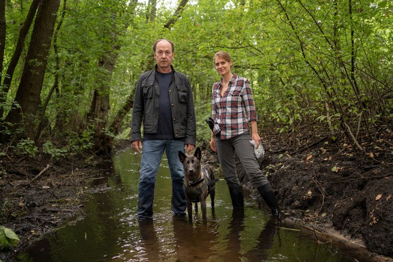 Jakob Stiller (Ulrich Noethen) ermittelt mit Kira Engelmann (Bettina Burchard) mitten in den Wäldern des Wendlands.
