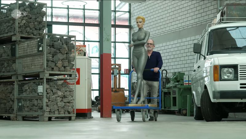 Extravagant und lebensgroß: Frankos Begleiterin stand lange Zeit in dessen Fotostudio und durfte nun eine neue Bliebe finden. Wer war diese Kunststoff-Schönheit?