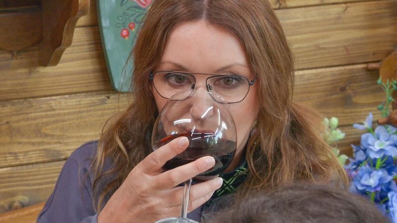Zu viel Rotwein? Hanka wirkt leicht verwirrt. 