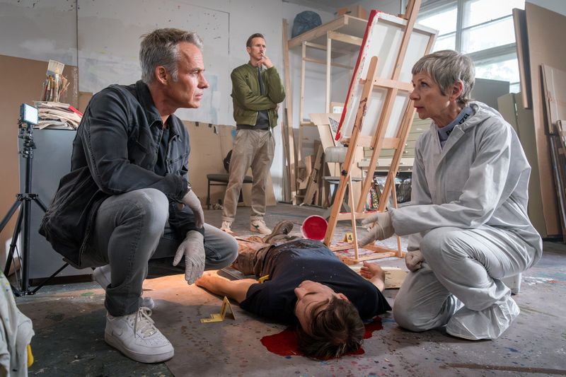 In der SOKO-Folge "Die Überwältigung" liegt der Künstler Maik Wuttke (Jonas Fürstenau) tot in seinem Atelier. Hatte seine neue Auftragsarbeit damit zu tun? Kriminaloberkommissar Jan Maybach (Marco Girnth, links), Kommissar Moritz Brenner (Johannes Hendrik Langer) und Dr. Sabine Rossi (Anna Stieblich) rätseln über den Fall.