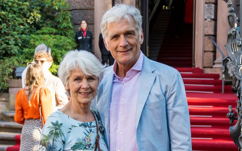Auch nach über 40 Jahren Ehe schwärmt Walter Sittler von seiner Frau, Regisseurin Sigrid Klausmann: "Von unserem Verständnis, wie das Leben so läuft, sind wir uns ähnlich". Das Paar hat drei erwachsene Kinder. 