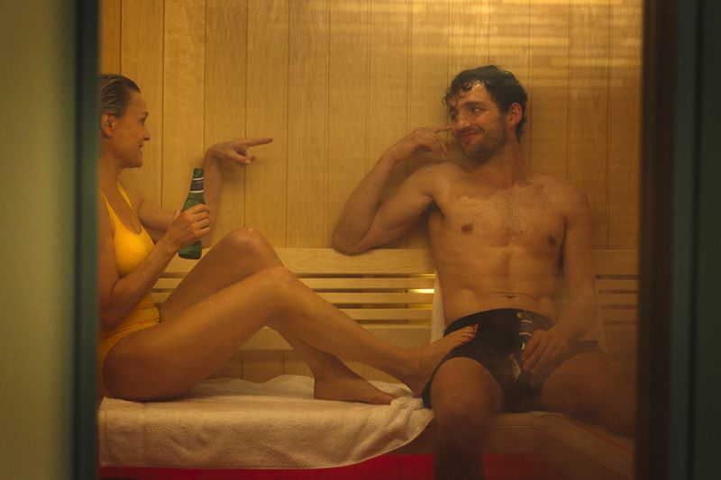 Laura (Robin Wright) ist ihrem Sohn Daniel (Laurie Davidson) ziemlich nahe - auch körperlich.