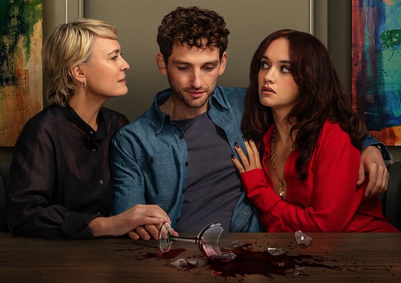 Es ist kompliziert, vor allem für Daniel (Laurie Davidson), um den sich in der fantastischen Miniserie "Das Gift der Seele" seine Mutter Laura (Robin Wright, links) und seine neue Freundin Cherry (Olivia Cooke) heftig streiten.