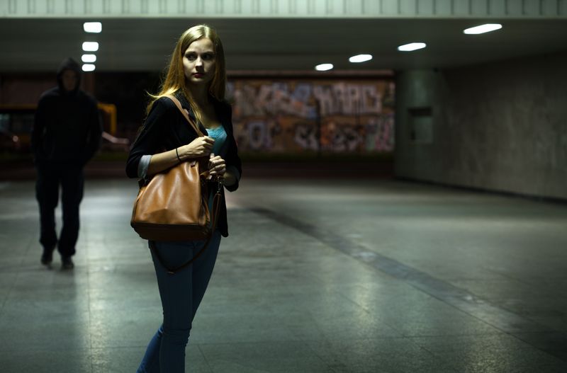 Wenn Sie allein sind und Opfer von Catcalling werden, sollten Sie zuerst an Ihre Sicherheit denken.