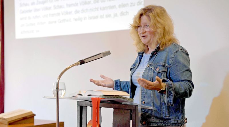 Anja gewährt Geflüchteten in ihrer Gemeinde Kirchenasyl. Dort packen alle mit an, um den Asylsuchenden einen Neustart zu ermöglichen.