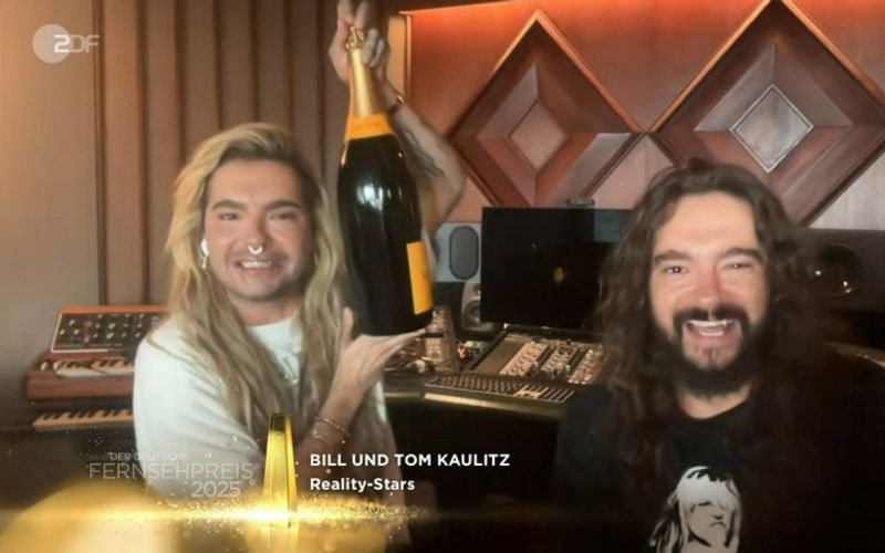 Bill Kaulitz (links) und Tom Kaulitz feierten ihren Sieg per Live-Schalte aus Los Angeles.
