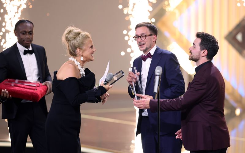 Thomas Schmitt (Zweiter von rechts) nahm von Barbara Schöneberger den Deutschen Fernsehpreis entgegen - in Vertretung des abwesenden Klaas Heufer-Umlauf.