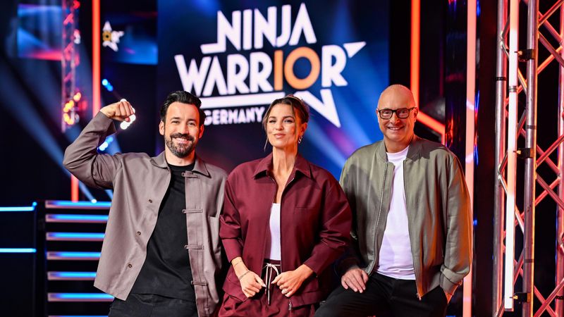 "Und ab die wilde Fahrt!" "Ninja Warrior Germany" (RTL) startete fulminant in die Jubiläumsstaffel. Jan Köppen, Laura Wontorra und Frank "Buschi" Buschmann versprachen legendäre Athleten, legendäre Hindernisse, besondere Momente aus den letzten neun Staffeln und weitere Überraschungen. Wie immer winken 300.000 Euro, wenn der Mount Midoriyama bezwungen wird.