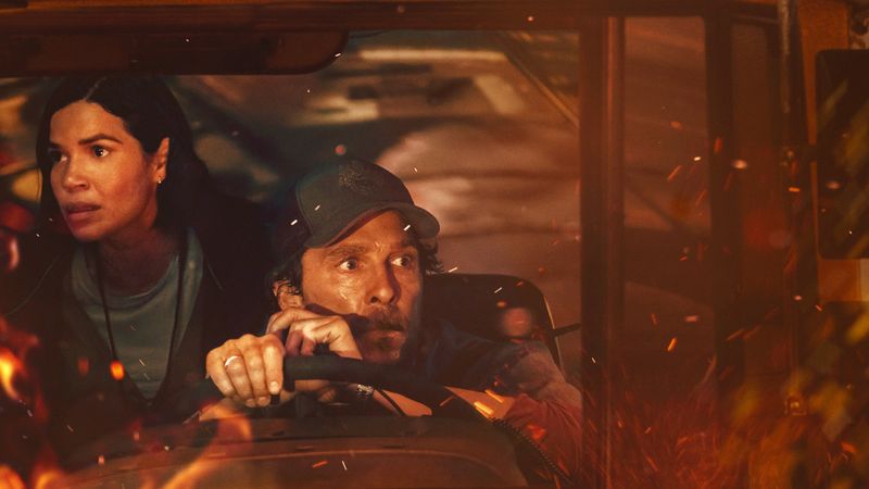 Busfahrer Kevin (Matthew McConaughey) und Lehrerin Mary (America Ferrera) eint ein Ziel: die Kinder im Schulbus vor den Bränden zu retten.