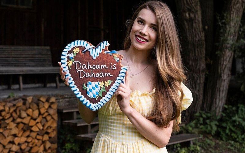 Anna Strigl lebt nun auch ihren Traum als Schauspielerin. In der Serie "Dahoam is dahoam" hat ist die Influencerin in einer Gastrolle zu sehen. 