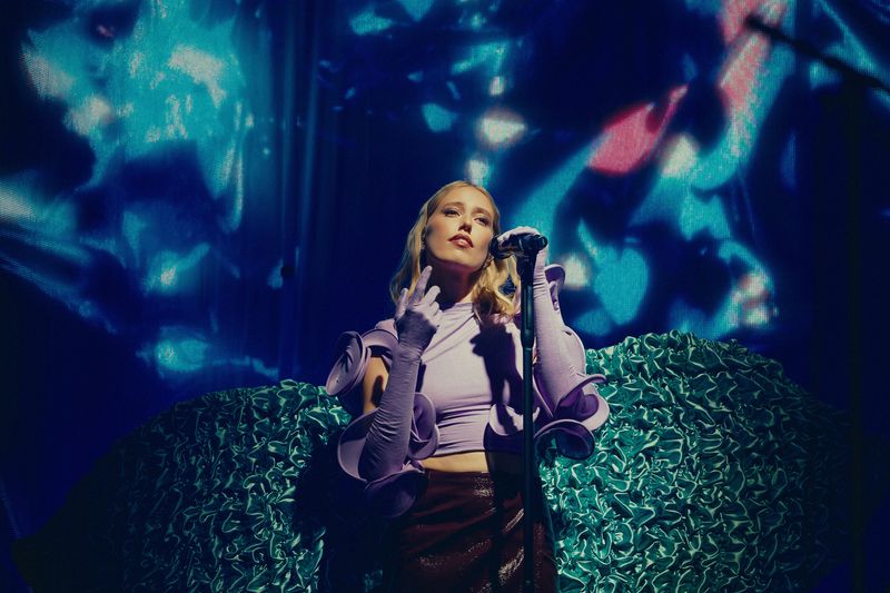 Die Sängerin LEA ist in diesem Jahr zu Gast beim "3satFestival 2025". Sie präsentiert Indie-Elektro-Pop. 