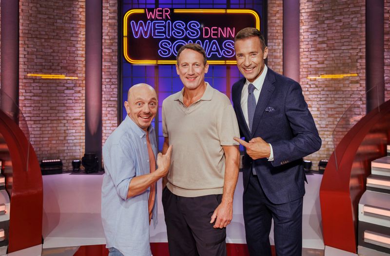 Bernhard Hoëcker (links) und Wotan Wilke Möhring (Mitte) haben an einem XXL-Abend drei Raterunden zu bestreiten. Es moderiert Kai Pflaume.