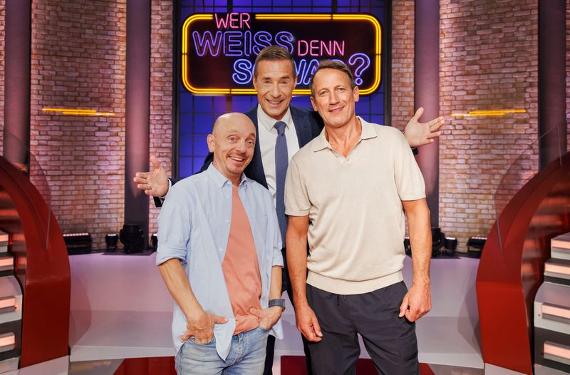 Wotan Wilke Möhring (rechts) folgt Elton als Teamkapitän bei "Wer weiß denn sowas" nach. Die erfolgreiche Quizshow startet in die zwölfte Staffel. Weiter mit dabei sind Teamkapitän Bernhard Hoëcker (links) sowie Moderator Kai Pflaume.
