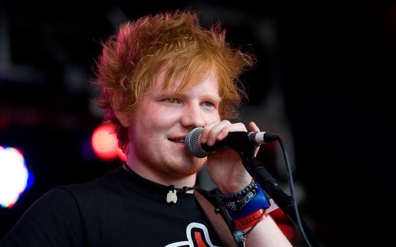 Süß, oder? Das Bild zeigte Ed Sheeran bei einem seiner ersten großen Auftritte im Juli 2011. Kurz zuvor hatte der damals 20-Jährige mit "The A Team" seine erste Single veröffentlicht. Der Song wurde ein Top-10-Hit in Australien, Deutschland, Irland, Israel, Japan, Luxemburg, Neuseeland, Norwegen, den Niederlanden und dem Vereinigten Königreich. Unsere Galerie erklärt diese und mehr verrückte (Erfolgs-)Geschichten. 