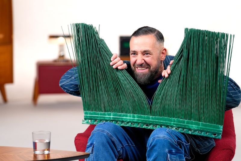 Bürger Lars Dietrich staunt, dass Skisprungmatten fürs Sommertraining aus solchen "Kunststoffbürsten" zusammengesetzt sind.