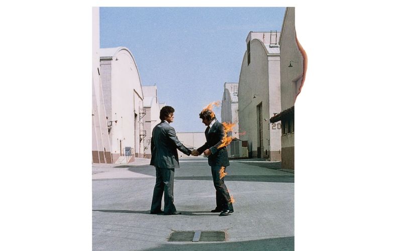 Das Artwork zu Pink Floyds "Wish You Were Here" - zu schade fast, um einfach nur ins Plattenregal einsortiert zu werden. Vor genau 50 Jahren (12. September 1975) veröffentlichten Pink Floyd die Platte, deren Verpackung fast so kunstvoll war die Musik selbst. Zum Jubiläum blicken wir auf die legendärsten Album-Cover aller Zeiten. 