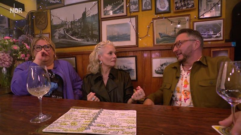 Im Gespräch zwischen Ina Müller (Mitte), Sebastian Lege und Ilka Bessin ging es bei "Inas Nacht" auch um das Thema Massentierhaltung.